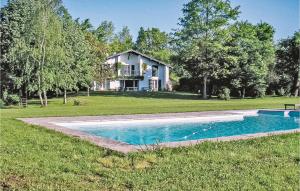een huis met een zwembad in de tuin bij Stunning Home In Ascain With 5 Bedrooms, Wifi And Private Swimming Pool in Ascain