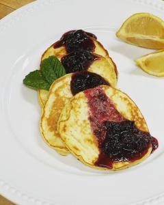 une assiette de crêpes avec de la confiture et une tranche de chaux dans l'établissement Brass Lantern Inn, à Stowe