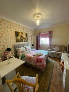 1 dormitorio con 1 cama, mesa y sillas en Redwood Lodge en Westbury