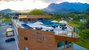 uma vista aérea do hotel italieneline com montanhas ao fundo em Hotel Titanic Penedo em Penedo