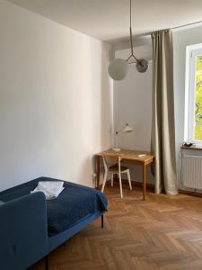 1 dormitorio con cama, escritorio y mesa en Apartament z klimatyzacją en Cracovia