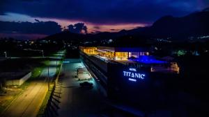 una grande barca parcheggiata in un molo di notte di Hotel Titanic Penedo a Penedo
