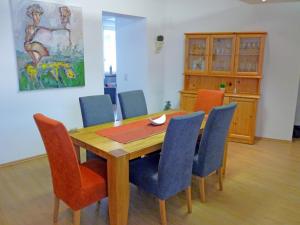 comedor con mesa de madera y sillas en Ferienwohnung Rheingold, en Andernach