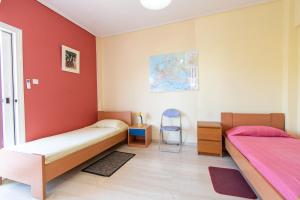 Postel nebo postele na pokoji v ubytování Lavish & Spacious APT with Stunning Seaview, 10 Min ATH Airport