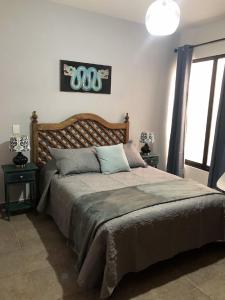 Un pat sau paturi într-o cameră la Doña Jose Suite & Apartments