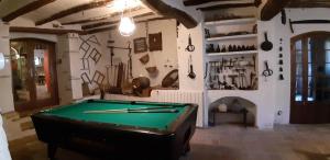 una sala de billar con una mesa de billar en una habitación en Mas D'en Gregori, en Porrera