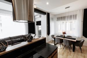 sala de estar con sofá y mesa en Ratusz Exclusive Apartment- Apartament przy Ratuszu, en Glogovia