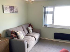 - un salon avec un canapé et une fenêtre dans l'établissement Surf View Apartments, à Newquay
