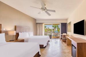 Cette chambre comprend 2 lits et une télévision à écran plat. dans l'établissement Grand Fiesta Americana Los Cabos All Inclusive Golf & Spa, à Cabo San Lucas