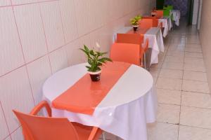 Pousada Aconchego في ساو لويس: صف من الطاولات والكراسي عليها نباتات
