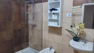 Koupelna v ubytování Casa" VISTAS AL TEIDE" mar Piscina privada parking cubierto gratuito en las instalaciones