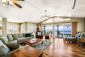 een woonkamer met een bank en een tafel bij Honu O Kai turtle Of The Sea in Kailua-Kona