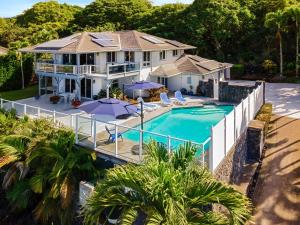 een luchtzicht op een huis met een zwembad bij Honu O Kai turtle Of The Sea in Kailua-Kona