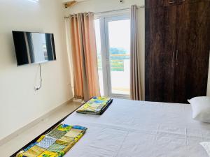 Ένα ή περισσότερα κρεβάτια σε δωμάτιο στο Tranquil (Near Ghats and Temple)