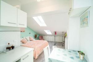 - une chambre avec un lit et une table dans l'établissement Apartment Ingrid, à Dubrovnik