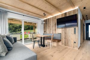 ein Wohnzimmer mit einem Sofa und einem Tisch in der Unterkunft Stillehof - Ferienwohnungen auf dem Bauernhof- Südtirol in Brixen