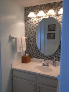 uma casa de banho com um lavatório e um espelho em Princeville Sealodge Unit D-4 em Princeville