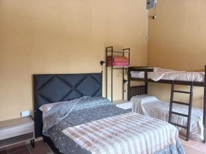 una habitación con dos literas y una cama en Complejo Los Manantiales, en Alta Gracia