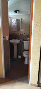 un baño con inodoro y lavabo en Complejo Los Manantiales, en Alta Gracia 12 fotos más
