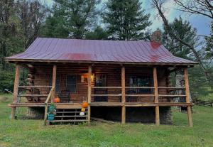 a large log cabin with a red roof at Graves Mountain Farm & Lodges in Syria