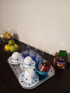 - une table avec plateau de assiettes, de bols et de verres dans l'établissement Sobe "2 BORA", à Tenja