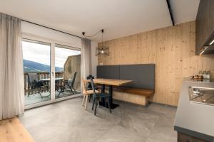 eine Küche mit einem Holztisch und einem Esszimmer in der Unterkunft Stillehof - Ferienwohnungen auf dem Bauernhof- Südtirol in Brixen