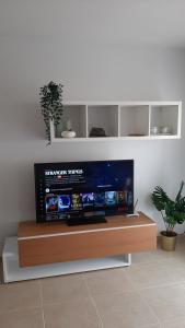 TV a/nebo společenská místnost v ubytování Sea View