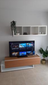TV a/nebo společenská místnost v ubytování Sea View