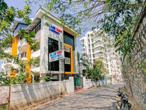 a building on the side of a street at BLUEWAY RESIDENCY BUSINESS BOUTIQUE HOTEL in Trivandrum