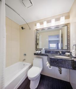 ein Badezimmer mit einem WC, einem Waschbecken und einer Badewanne in der Unterkunft The Lodge Red Hook in Brooklyn