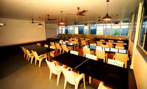 an overhead view of a restaurant with tables and chairs at BLUEWAY RESIDENCY BUSINESS BOUTIQUE HOTEL in Trivandrum