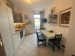 uma cozinha com mesa e cadeiras e uma cozinha com frigorífico em Attraktive 2 Zimmer Wohnung in Toplage, Nähe Messe em Hanôver