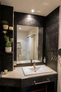 baño con lavabo y espejo grande en Santorini - Blue Dream Alacant - 1, en Gran Alacant