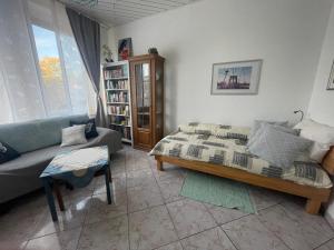 uma sala de estar com uma cama e um sofá em Attraktive 2 Zimmer Wohnung in Toplage, Nähe Messe em Hanôver