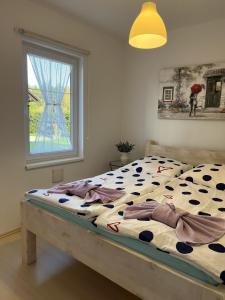 Bett in einem Schlafzimmer mit Fenster in der Unterkunft Dům na Lipně in Lipno nad Vltavou