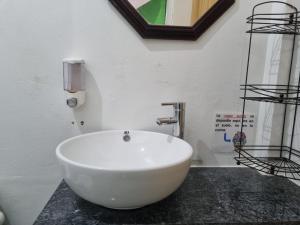un cuenco blanco sentado en un mostrador en un baño en Cristina - Hotel Familiar, en Tambor