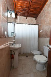 Complejo de cabañas Atrapasueños في إل كالافاتي: حمام مع مرحاض ومغسلة ومرحاض