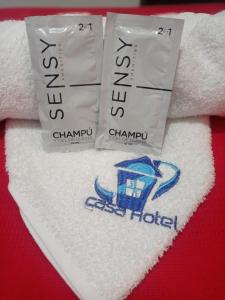 two packets of bleach on a white towel at Casa Hotel S&E in Ibagué