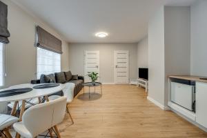 salon z kanapą i stołem w obiekcie Central Platinum Apartments 21 w Rybniku +13 zdjęć
