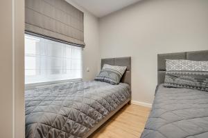 sypialnia z łóżkiem i oknem w obiekcie Central Platinum Apartments 21 w Rybniku
