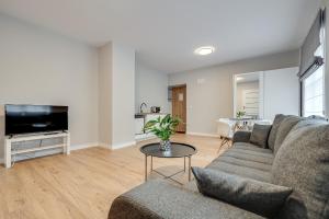 salon z kanapą i stołem w obiekcie Central Platinum Apartments 21 w Rybniku
