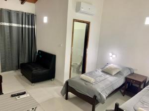 En eller flere senge i et værelse på Las Salinas Hostal