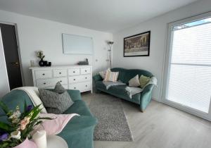 sala de estar con sofá verde y cómoda en CASALINO DI ANNA, en Wensickendorf