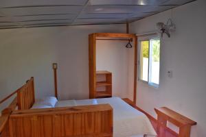 Schlafzimmer mit einem Bett und einem Fenster in der Unterkunft Puerto Blanco Marina & Hotel in Puerto de Luperon