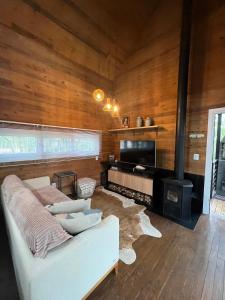 sala de estar con sofá y chimenea en Vila Nambu - Exclusive Pousada, en Gramado