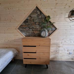 Voodi või voodid majutusasutuse font romeu toas