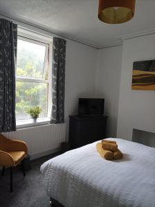 um quarto com uma cama com duas toalhas em Victorian Renovation Room 1 em Liverpool