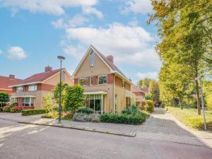 una casa grande en una calle en Comfy holiday home in Hoorn with garden, en Hoorn