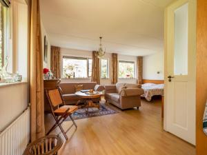 sala de estar con sofá y mesa en Comfy holiday home in Hoorn with garden, en Hoorn