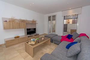 un salon avec un canapé et une table dans l'établissement Nayah Stays, Beautiful 3-bedroom vacation home, à Hurghada